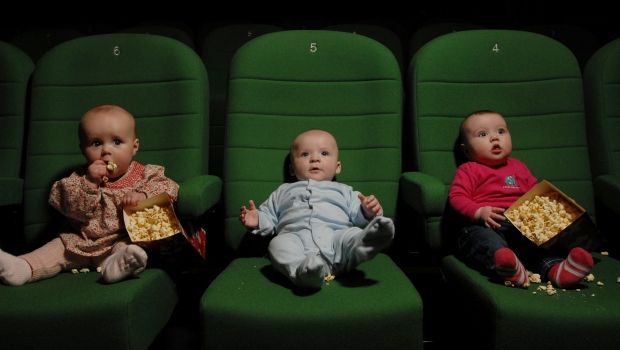 「嬰兒車電影院」歡迎爸媽帶寶貝來看電影